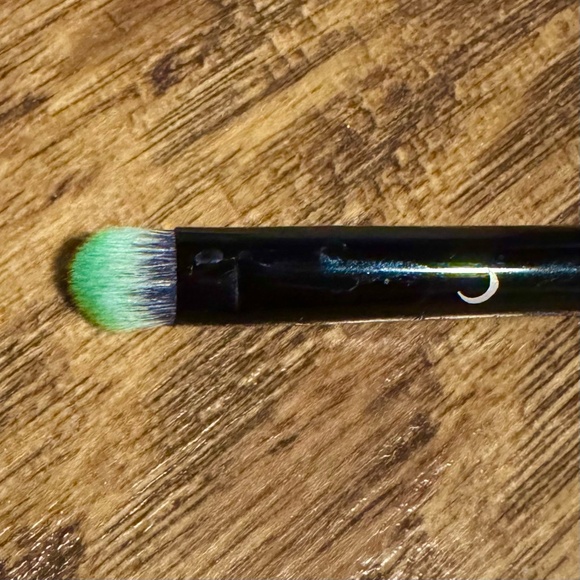 Unearthly Cosmetics "A2" face brush - Picture 3 of 3